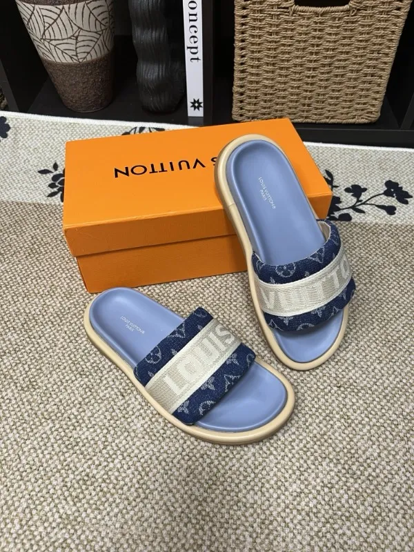 P320💰[New model] Long-term availability, 2025 new model, couple model [LOUlS VUlTTON] comes with drawer box, bag, card, invoice "Louis Vuitton ~ unique modern sandals. 》LV counter purchasing 🏃Men's and women's casual slippers, sold at the same time at the counter, the original old flower material upper is soft and comfortable, (refuses to discolor and rub the feet) sole: original factory special combination original sole, code number: 35--46 4 multiple colors 🉑️ to choose from